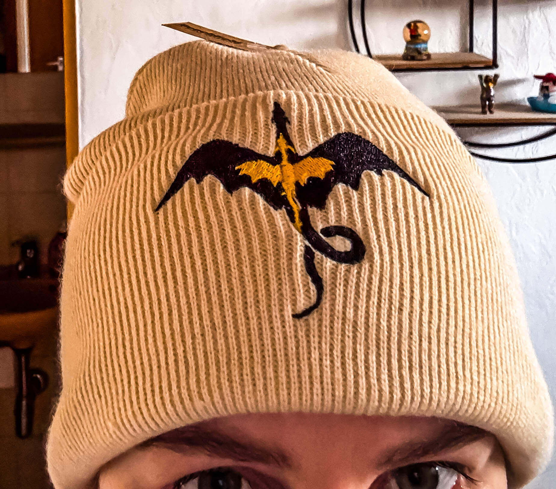 Tairn und Andarna Beanie Sand leicht schräg - Readers and Dreamers Shop