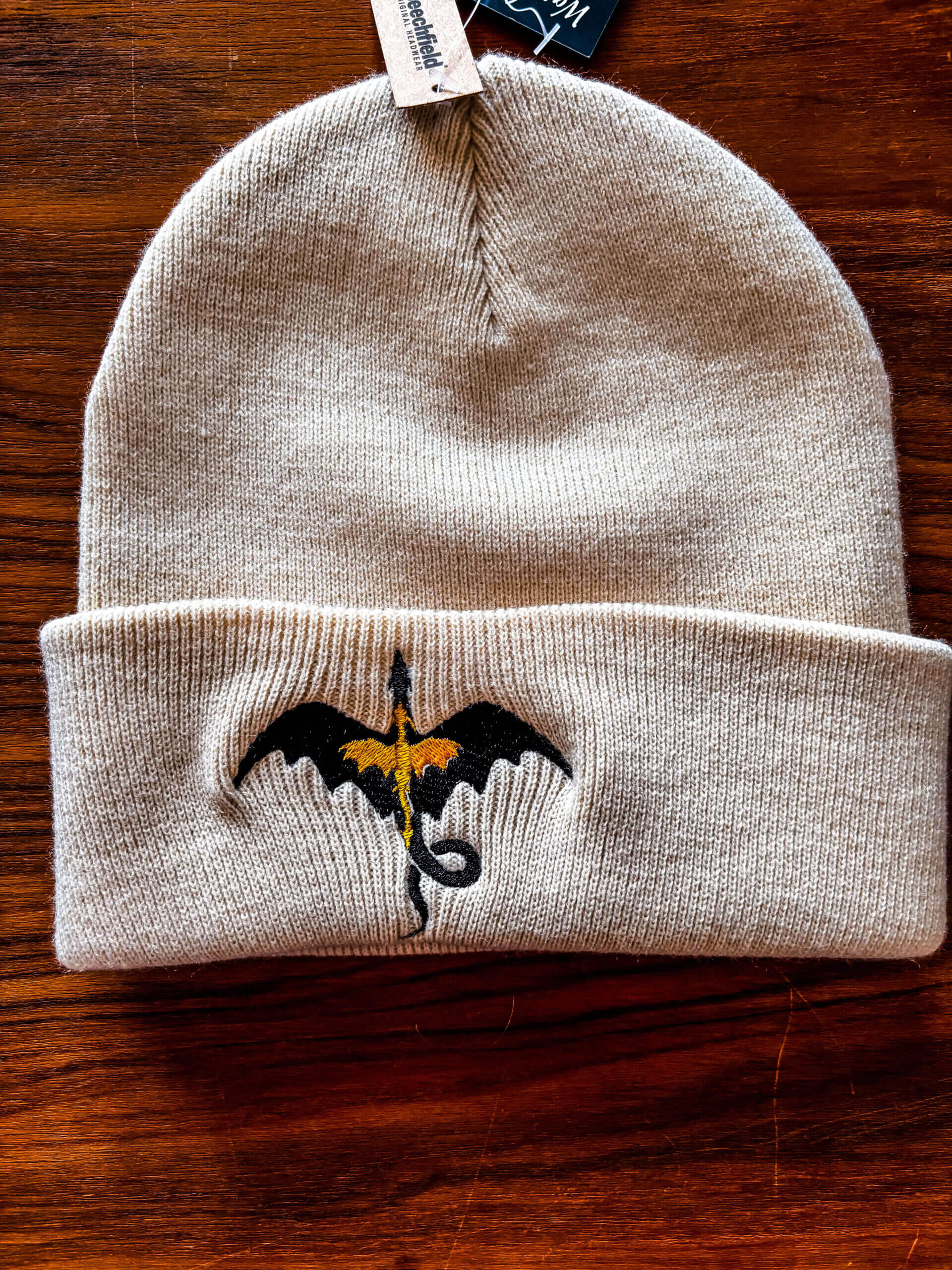 Tairn und Andarna Beanie Sand leicht schräg - Readers and Dreamers Shop