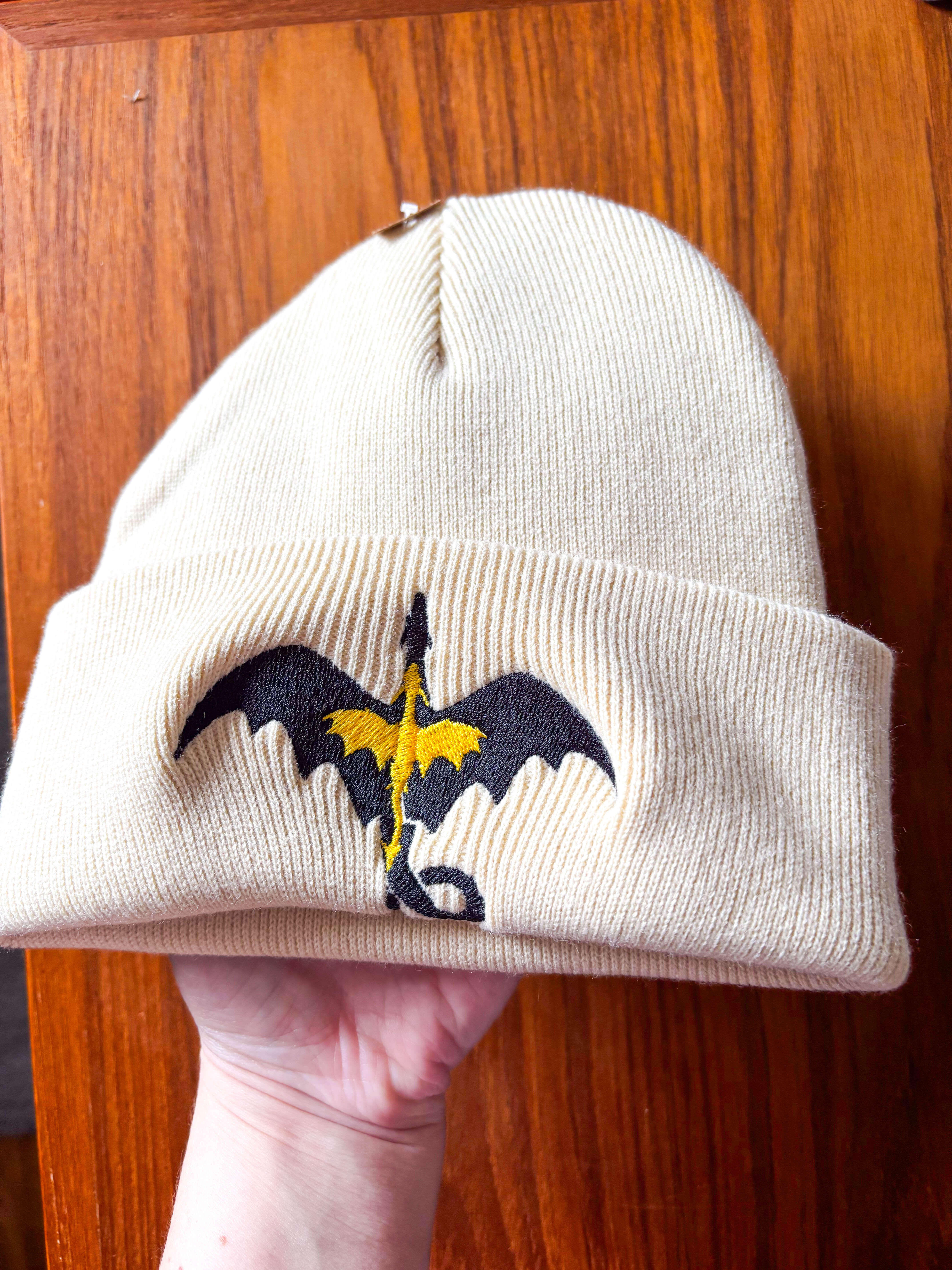 Tairn und Andarna Beanie zu groß gestickt - Readers and Dreamers Shop