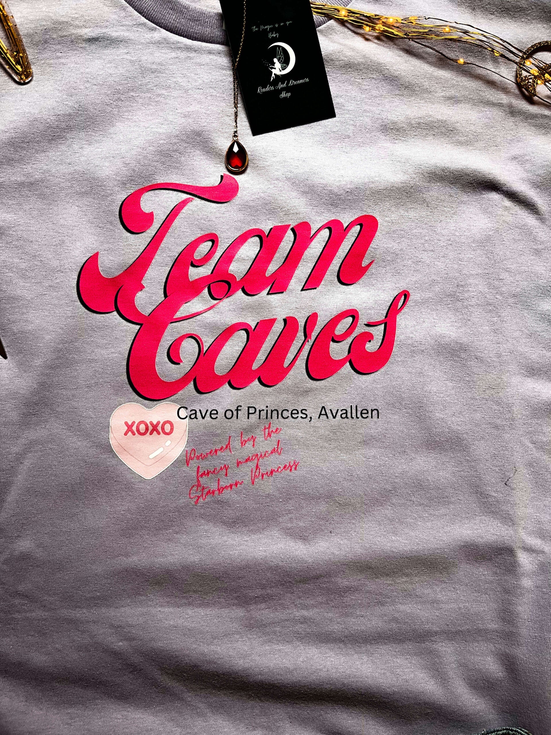 Team Caves Austellungsstück Größe XL - Readers and Dreamers Shop