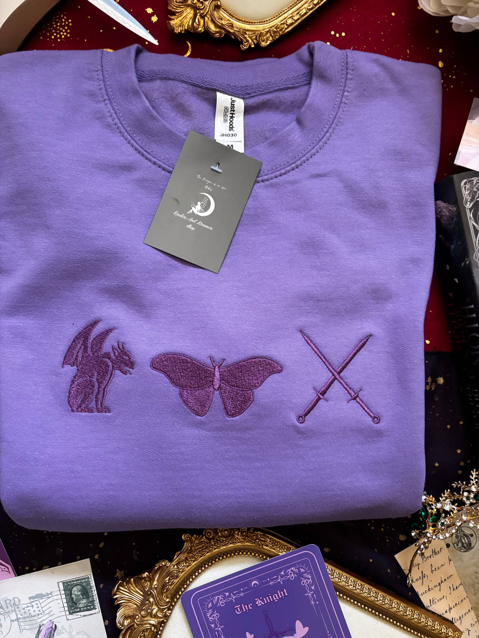 The Knight and the Moth bestickt - Readers and Dreamers Shop